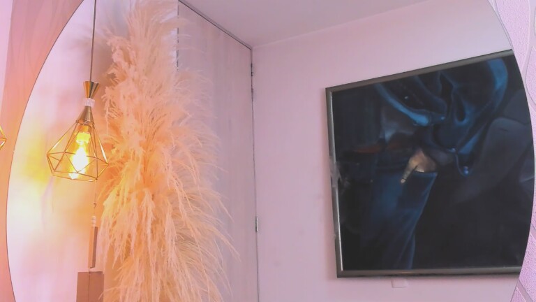 SaraDiesss's Streamate show and profile